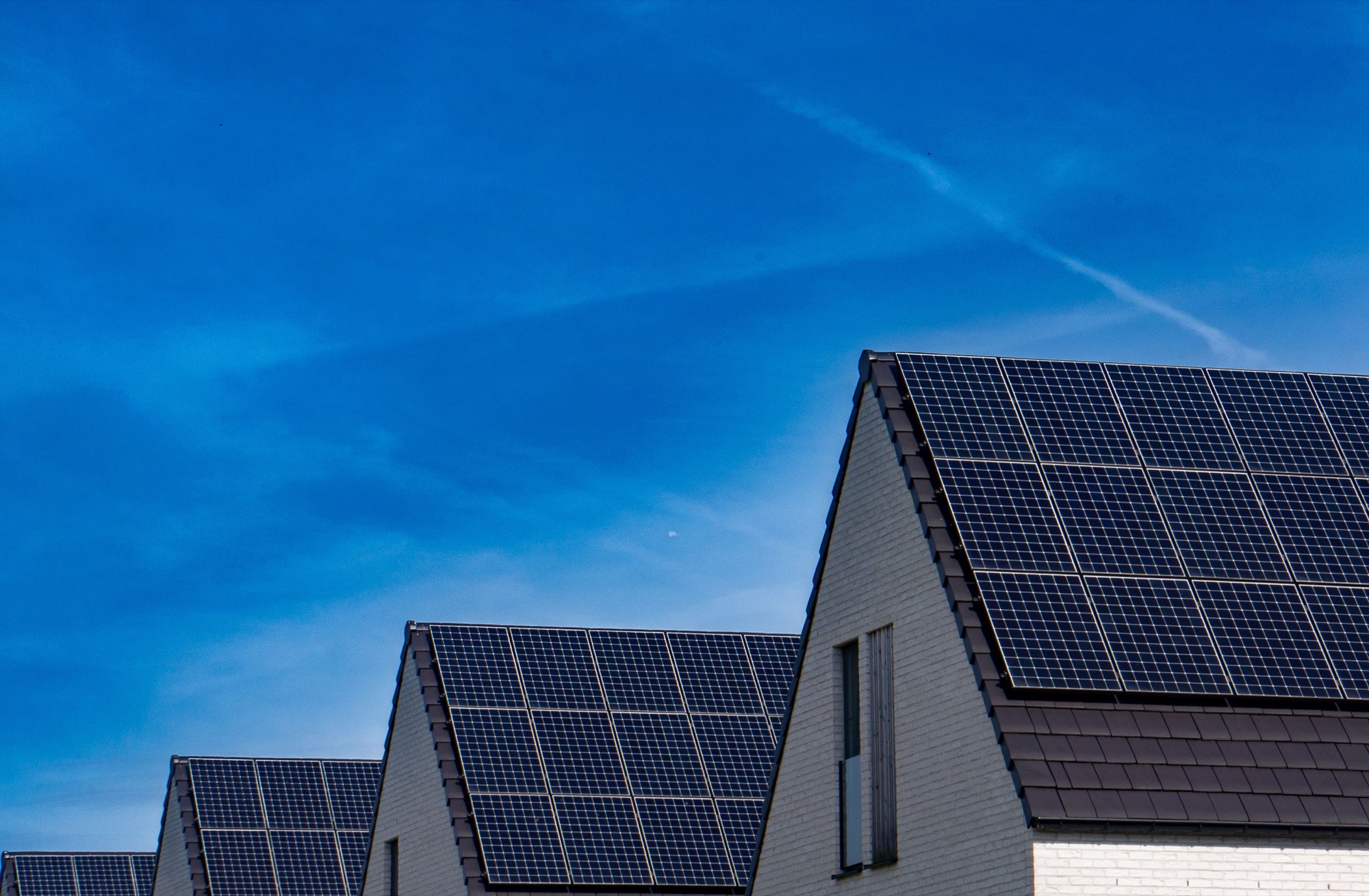 Rangée de maisons dont les toitures sont couvertes de panneaux photovoltaïques