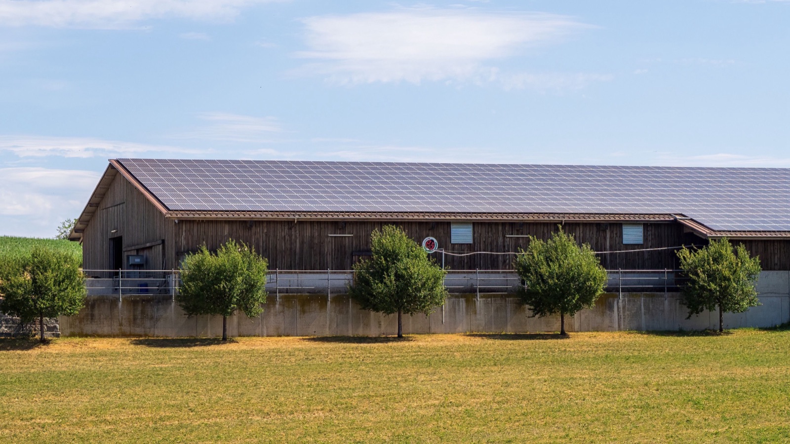 Grande toiture agricole entièrement couverte de panneaux photovoltaïques